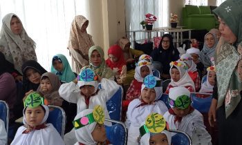 Para peserta didik dan pendamping TK Pertiwi Samuda saat akan tampil pada program acara Ramadan tv daerah di Disdik Kotim Rabu 29 Maret 2023.
