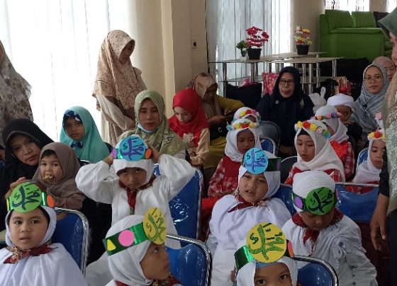 Para peserta didik dan pendamping TK Pertiwi Samuda saat akan tampil pada program acara Ramadan tv daerah di Disdik Kotim Rabu 29 Maret 2023.
