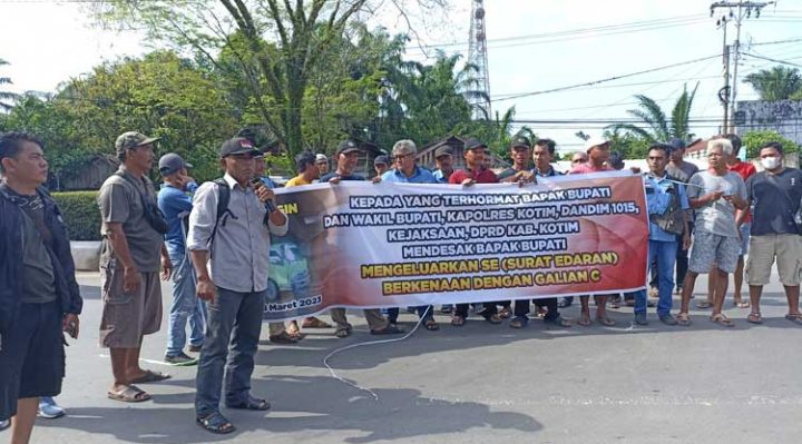 Para sopir truk berdemo menyampaikan tuntutan ke Pemkab Kotim di depan Gedung DPRD Kotim Rabu 8 Maret 2023