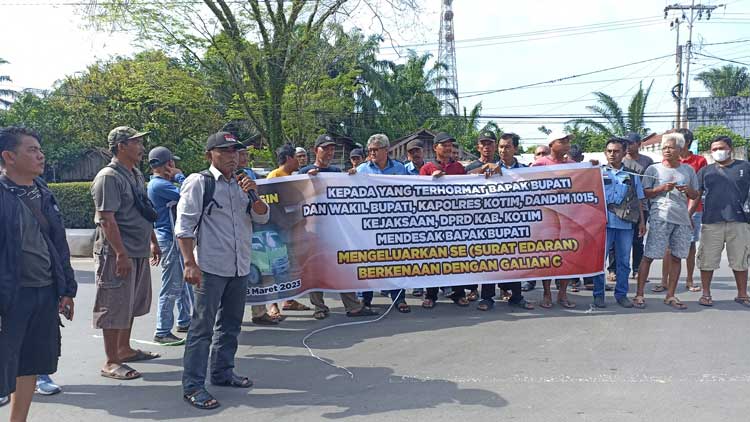 Para Sopir Truk Desak Pemkab Kotim Keluarkan Edaran Kebijakan Galian C