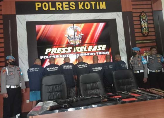 Para tersangka dan senjata sebagai barang bukti pencurian buah sawit senjata di Cempaga Hulu.