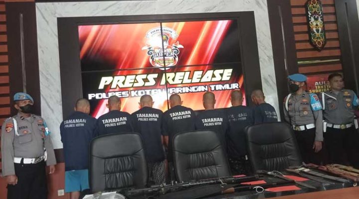 Para tersangka dan senjata sebagai barang bukti pencurian buah sawit senjata di Cempaga Hulu.