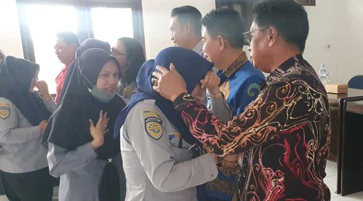 Pegawai Dishub Kotim menangis sedih ketika berpisah dengan Johny Tangkere yang dipindahtugaskan Kamis 2 Maret 2023.