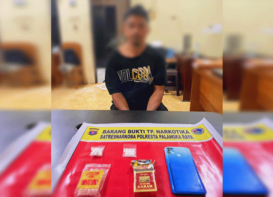 Pelaku beserta barang bukti saat diamankan di Mapolresta Palangka Raya Jumat 10 Maret 2023.