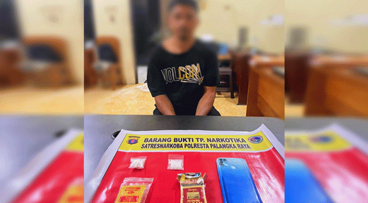 Pelaku beserta barang bukti saat diamankan di Mapolresta Palangka Raya Jumat 10 Maret 2023.