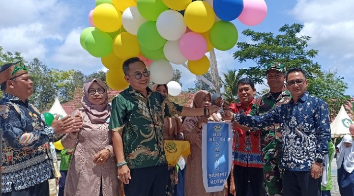 Pelepasan Balon ke udara sebagai simbol puncak perayaan HUT ke 44 SMPN 3 Sampit di halaman sekolah itu Baamang Sampit Sabtu 4 Maret 2023.