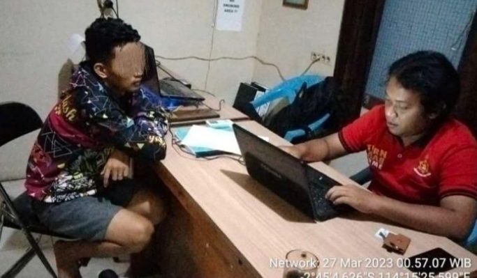 Pemuda berinisial W 22 warga Jalan Masrumi Layar Kecamatan Kahayan Hilir Kabupaten Pulang Pisau saat diperiksa polisi.