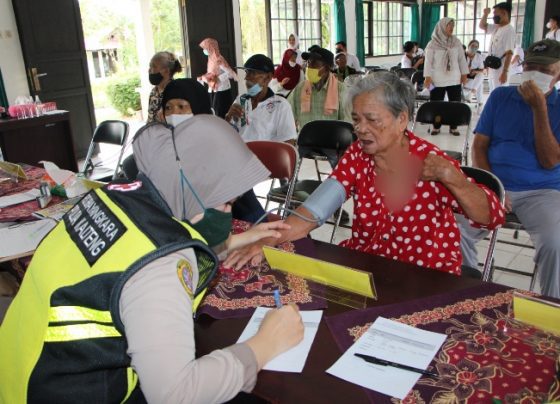 Pengobatan gratis bagi lansia oleh Rumah Sakit Bhayangkara Tingkat III Palangka Raya Rabu 15 Maret 2023.