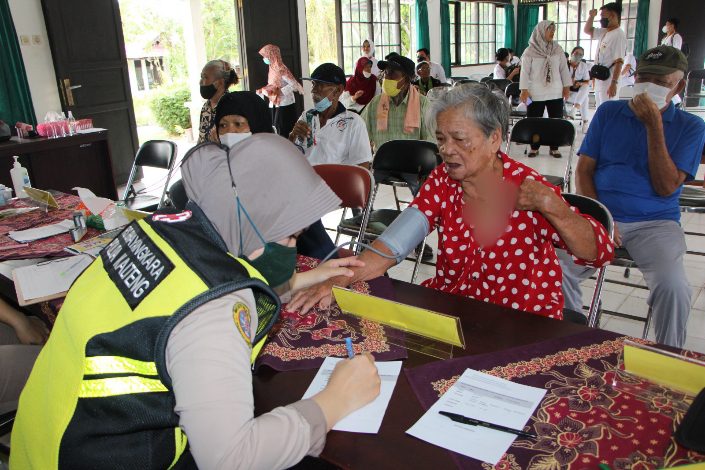 RS Bhayangkara Gelar Pengobatan Gratis di Panti Jompo Sinta Rangkang 