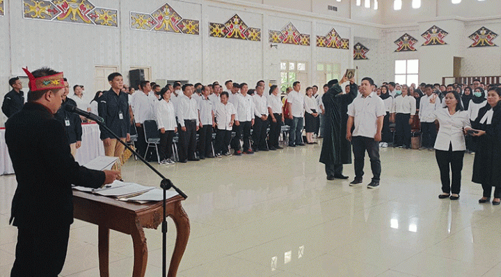 Pengucapan sumpah janji oleh perwakilan dari masing agama anggota PPS yang di pimpin ketua KPU Murung Raya sanjaya Selasa 24 Januari 2023.