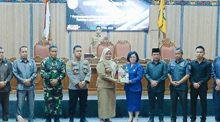 Penyerahan LKPJ Bupati Kotim Halikinnor 2022 oleh Wabup Kotim Irawati kepada DPRD Kotim Senin 27 Maret 2023.