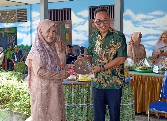 Penyerahan bantuan mobil oleh Ketua Komite SMPN 3 Sampit Parlin kepada Kepala SMPN 3 Sampit Siti Khadijah secara simbolis Sabtu 4 Maret 2023