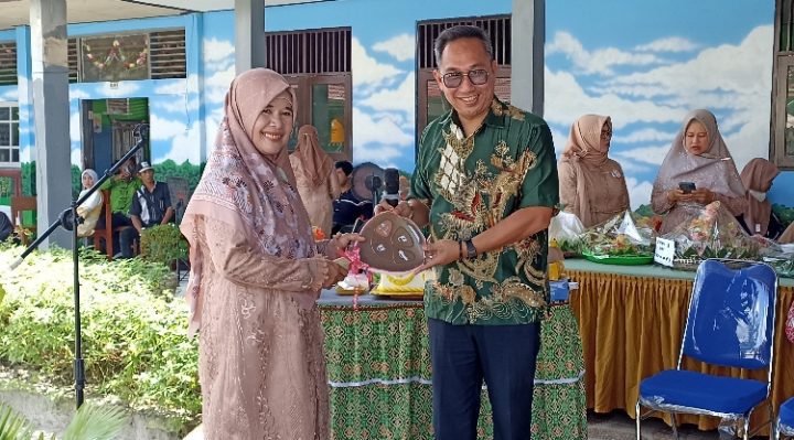 Penyerahan bantuan mobil oleh Ketua Komite SMPN 3 Sampit Parlin kepada Kepala SMPN 3 Sampit Siti Khadijah secara simbolis Sabtu 4 Maret 2023