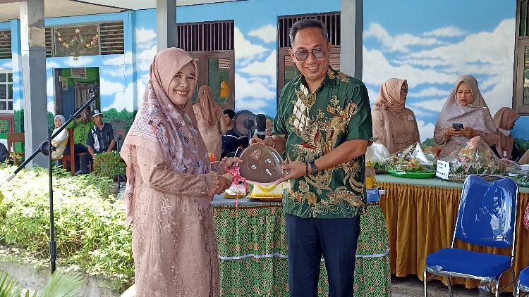 Komite SMPN 3 Sampit Serahkan Bantuan Mobil kepada Pihak Sekolah