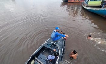Personel Ditpolairud Polda Kalteng saat mengingatkan warga agar tidak berenang di Sungai Mentaya karena keberadaan buaya yang kerap menyerang manusia.