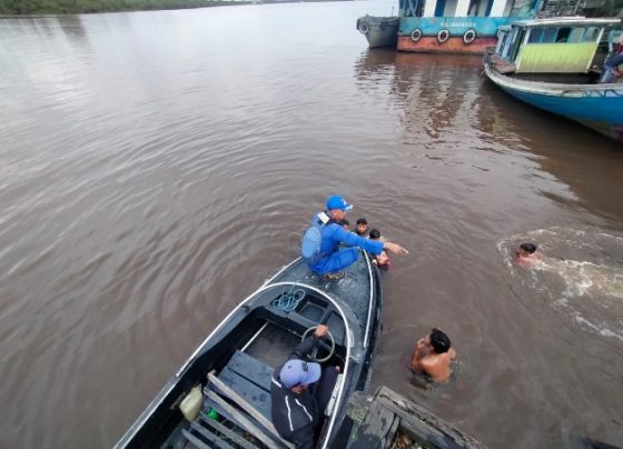 Personel Ditpolairud Polda Kalteng saat mengingatkan warga agar tidak berenang di Sungai Mentaya karena keberadaan buaya yang kerap menyerang manusia.