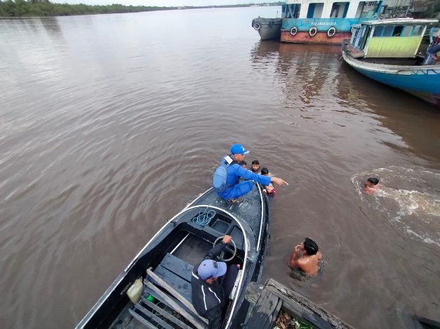 Buaya Berkeliaran, Bocil Masih Banyak Berenang di Sungai Mentaya 