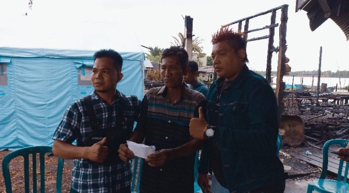 Perwakilan Perguruan Kuntau Bangkui Selamat yang menyerahkan bantuan kepada korban kebakaran Baamang Hulu Sampit Minggu 5 Maret 2023