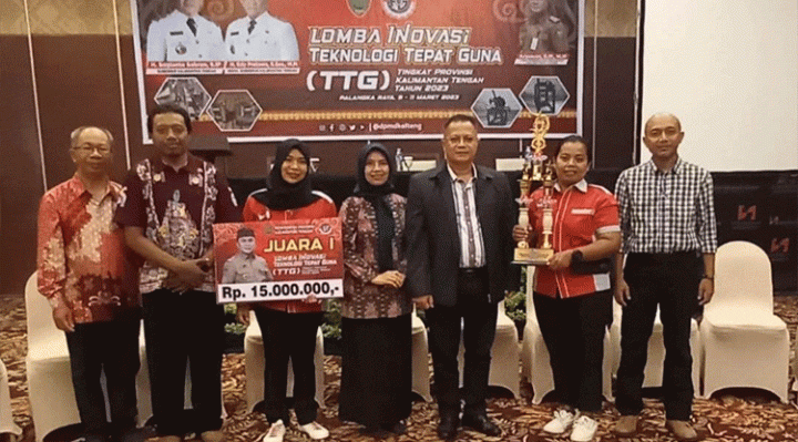 Perwakilan SMKN 4 Sampit memegang piala Juara 1 saat berfoto bersama.