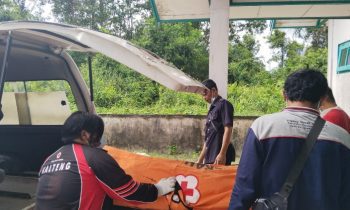 Petugas mengevakuasi jasad pria yang ditemukan meninggal dunia di Perumahan WMP ke kamar jenazah RSUD dr Murjani Sampit Senin 6 Maret 2023.