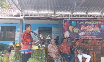 Plt Kadisdik Kotim M Irfansyah yang baru menjabat M. Irfansyah berdiri memberikan sambutan pada puncak HUT ke 44 SMPN 3 Sampit Sabtu 4 Maret 2023