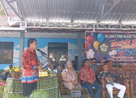 Plt Kadisdik Kotim M Irfansyah yang baru menjabat M. Irfansyah berdiri memberikan sambutan pada puncak HUT ke 44 SMPN 3 Sampit Sabtu 4 Maret 2023