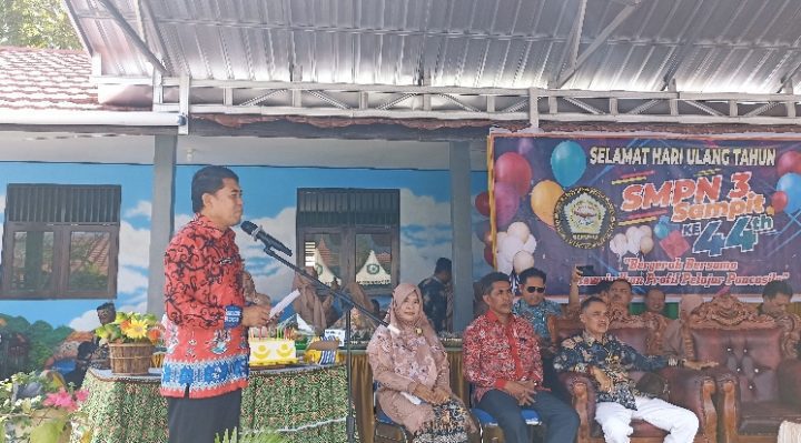 Plt Kadisdik Kotim M Irfansyah yang baru menjabat M. Irfansyah berdiri memberikan sambutan pada puncak HUT ke 44 SMPN 3 Sampit Sabtu 4 Maret 2023