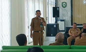 Plt Kadisdik Kotim M. Irfansyah saat memberikan sambutan di Aula Disdik Kotim Jalan Jenderal Sudirman Sampit Senin 13 Maret 2023.
