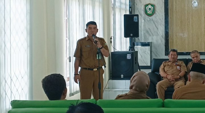 Plt Kadisdik Kotim M. Irfansyah saat memberikan sambutan di Aula Disdik Kotim Jalan Jenderal Sudirman Sampit Senin 13 Maret 2023.