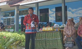 Plt Kadisdik Kotim yang baru M. Irfansyah berdiri saat memberikan sambutan pada HUT ke 44 SMPN 3 Sampit Baamang Sampit Sabtu 4 Maret 2023.