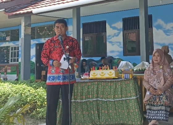 Plt Kadisdik Kotim yang baru M. Irfansyah berdiri saat memberikan sambutan pada HUT ke 44 SMPN 3 Sampit Baamang Sampit Sabtu 4 Maret 2023.