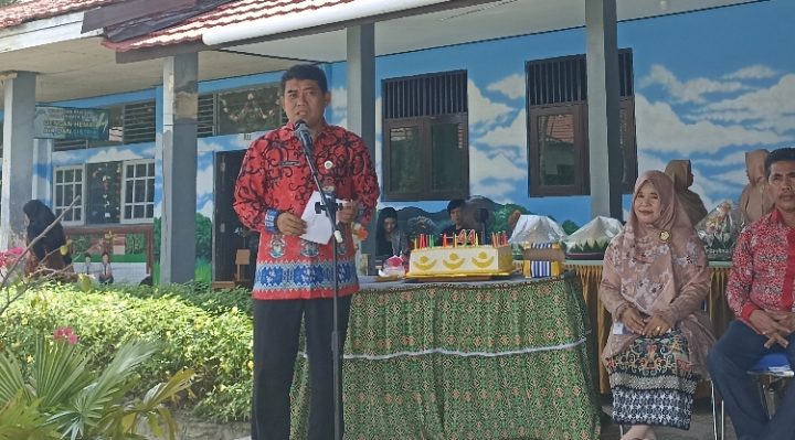 Plt Kadisdik Kotim yang baru M. Irfansyah berdiri saat memberikan sambutan pada HUT ke 44 SMPN 3 Sampit Baamang Sampit Sabtu 4 Maret 2023.