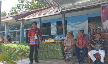 Plt Kadisdik Kotim yang baru saja menjabat M. Irfansyah berdiri saat memberikan sambutan pada HUT ke 44 SMPN 3 Sampit Sabtu 4 Maret 2023.