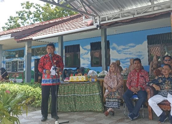 Plt Kadisdik Kotim yang baru saja menjabat M. Irfansyah berdiri saat memberikan sambutan pada HUT ke 44 SMPN 3 Sampit Sabtu 4 Maret 2023.