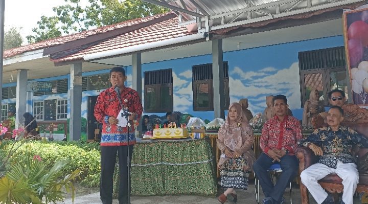 Plt Kadisdik Kotim yang baru saja menjabat M. Irfansyah berdiri saat memberikan sambutan pada HUT ke 44 SMPN 3 Sampit Sabtu 4 Maret 2023.