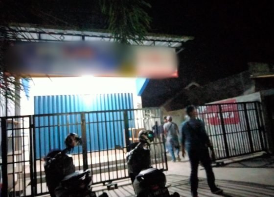 Polisi mengecek lokasi kejadian seorang pria bunuh diri di Jalan Jaya Wijaya Kamis malam 23 Maret 2023.