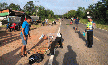 Polisi menutup mayat korban meninggal dengan kain jarik di lokasi kecelakaan di Jalan Jendaral Sudirman Km 26.
