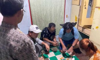 Polisi saat mengamankan tersangka berbaju hitam di rumahnya di Jalan Ir Juanda Kecamatan Mentawa Baru Ketapang Senin 20 Maret 2023