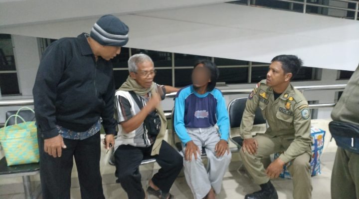 Pria yang diduga ODGJ berwarna biru saat dibawa ke RSUD dr Murjani Sampit Rabu malam 15 Maret 2023.