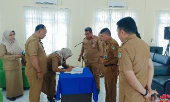 Prosesi sertijab secara simbolis 68 pegawai di lingkungan Disdik disaksikan Plt Kadisdik Kotim M. Irfansyah Senin 13 Maret 2023.
