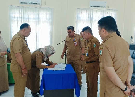 Prosesi sertijab secara simbolis 68 pegawai di lingkungan Disdik disaksikan Plt Kadisdik Kotim M. Irfansyah Senin 13 Maret 2023.