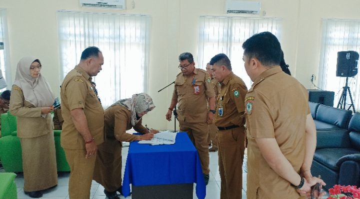 Prosesi sertijab secara simbolis 68 pegawai di lingkungan Disdik disaksikan Plt Kadisdik Kotim M. Irfansyah Senin 13 Maret 2023.