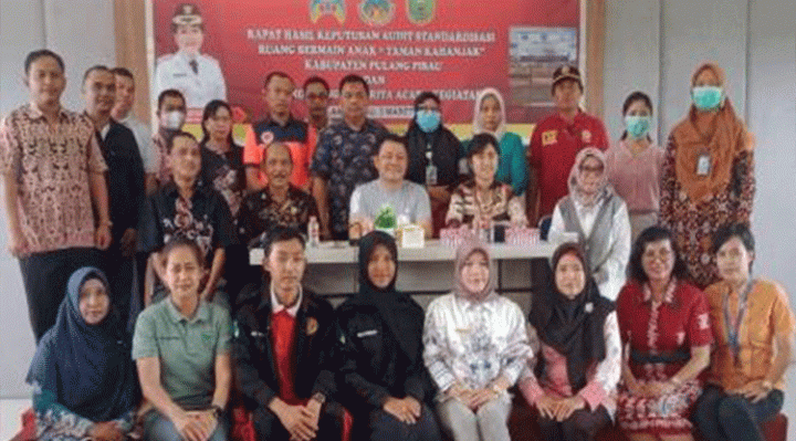 Rapat Hasil Keputusan Audit Standarisasi Ruang Bermain Anak Taman Kahanjak di aula kantor DPUPR setempat Jumat 3 Maret 2023.