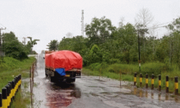Ruas Jalan Trans Kalimantan Km 18 Kereng Pangi Sampit kembali tergenang akibat hujan lebat Selasa 14 Maret 2023.