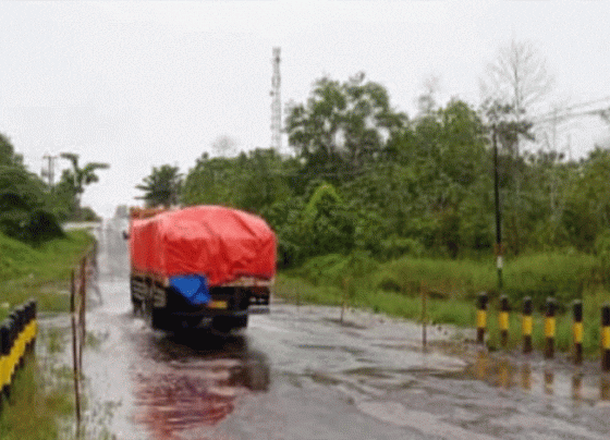 Ruas Jalan Trans Kalimantan Km 18 Kereng Pangi Sampit kembali tergenang akibat hujan lebat Selasa 14 Maret 2023.