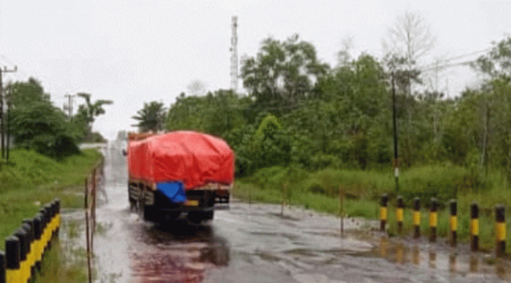 Ruas Jalan Trans Kalimantan Km 18 Kereng Pangi Sampit kembali tergenang akibat hujan lebat Selasa 14 Maret 2023.