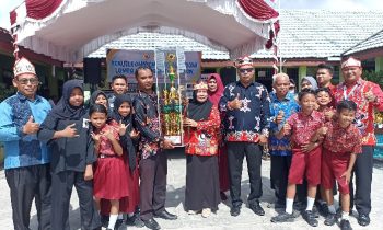 SDN 4 Baamang Tengah menerima piala bergilir Juara Umum FLS2N O2SN dan OSN Tingkat Kecamatan Baamang di SDN 9 Baamang Tengah Kamis 9 Maret 2023
