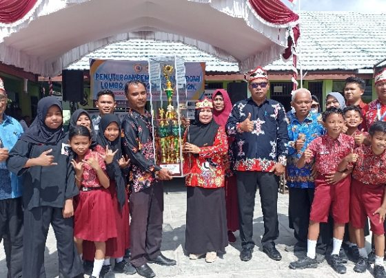 SDN 4 Baamang Tengah menerima piala bergilir Juara Umum FLS2N O2SN dan OSN Tingkat Kecamatan Baamang di SDN 9 Baamang Tengah Kamis 9 Maret 2023