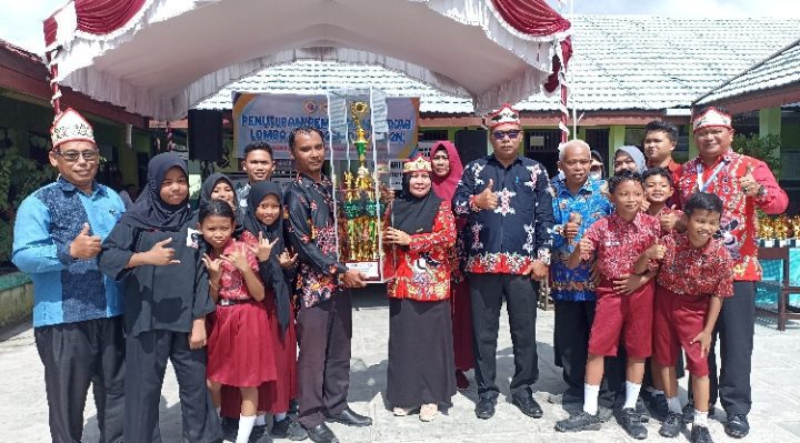 SDN 4 Baamang Tengah menerima piala bergilir Juara Umum FLS2N O2SN dan OSN Tingkat Kecamatan Baamang di SDN 9 Baamang Tengah Kamis 9 Maret 2023