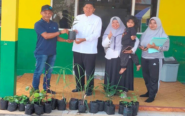 Buat Kebun Herbal, SDN 4 Ketapang Dapat Bantuan Bibit dari Distan Kotim